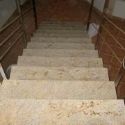 Escalera de mármol rústico